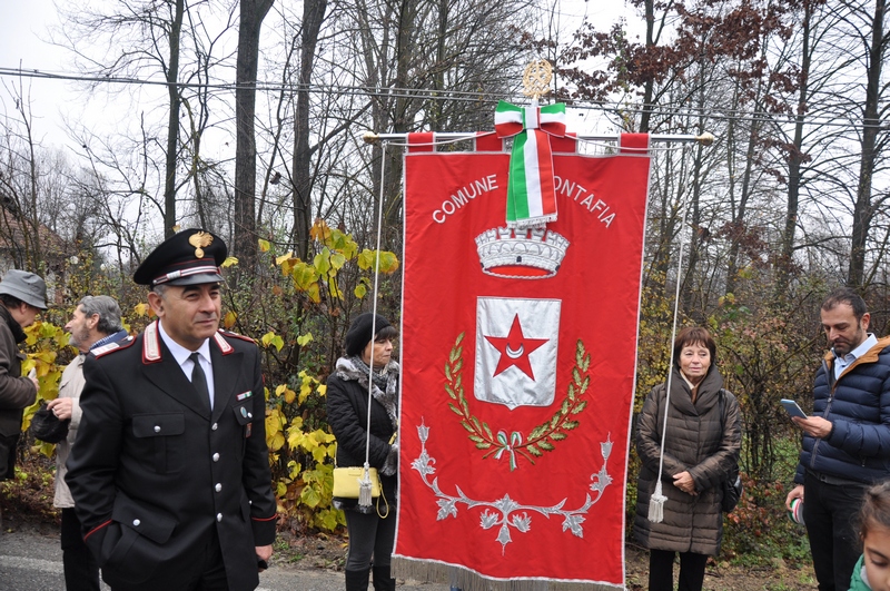 Gonfalone del Comune di Montafia con al fianco il Comandante della Stazione dei Carabinieri di Montafia.