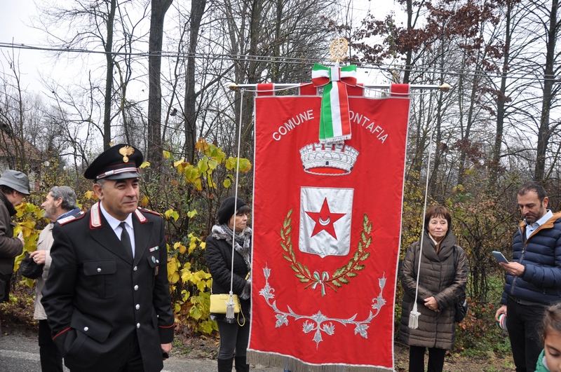 Gonfalone del Comune di Montafia con al fianco il Comandante della Stazione dei Carabinieri di Montafia.