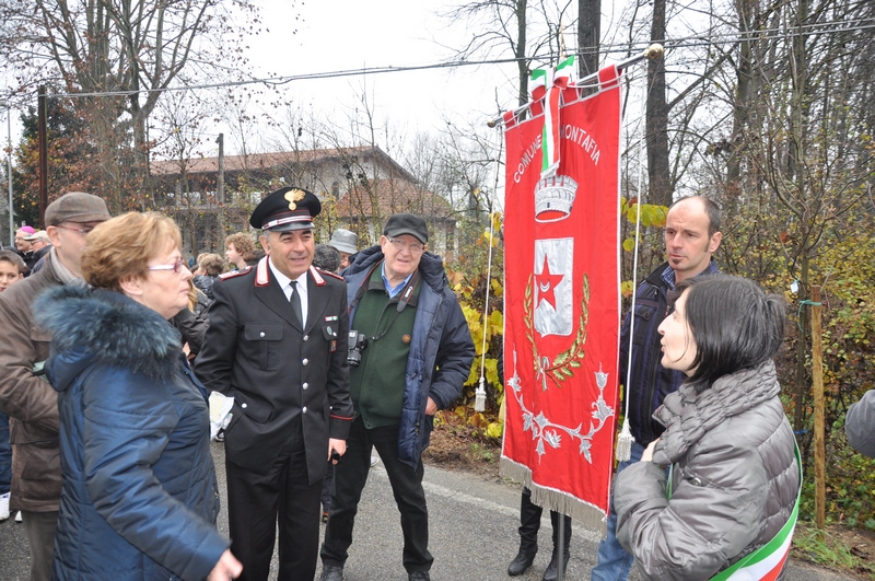 Foto ricordo a fianco del Gonfalone del Comune di Montafia con il Sindaco Marina Conti, la Presidente Maria Vittoria Gatti dell Associazione "I nostri Tigli" e il Comandante della Stazione dei Carabinieri di Montafia.