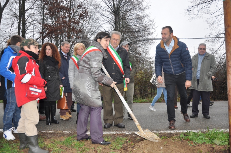 Gesto simbolico di scavo di una buca per la piantagione di un nuovo tiglio del viale alberato storico da parte del Sindaco Marina Conti del Comune di Montafia.