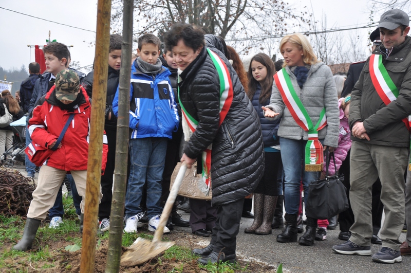 Gesto simbolico di scavo di una buca per la piantagione di un nuovo tiglio del viale alberato storico da parte del Sindaco Vittorina Gozzolino di Capriglio.