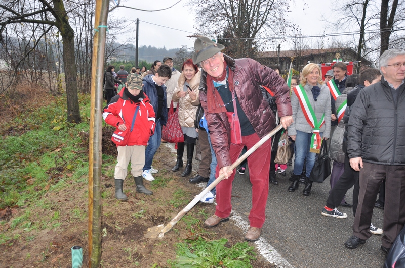 Gesto simbolico di scavo di una buca per la piantagione di un nuovo tiglio del viale alberato storico da parte del Sindaco Aldo Maria Marchisio di Pino d Asti.