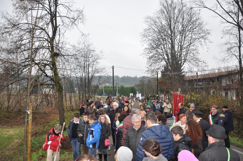 Veduta della grande folla presente al momento di festa per l avvenuta ricostituzione del viale alberato di Montafia.