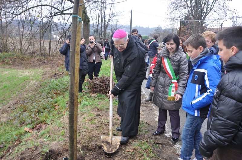 Momento storico della messa a dimora di un nuovo esemplare di tiglio del "Viale dei Caduti" di Montafia da parte di S.E. Mons. Francesco Ravinale, Vescovo di Asti, assieme al Sindaco Marina Conti di Montafia d Asti.