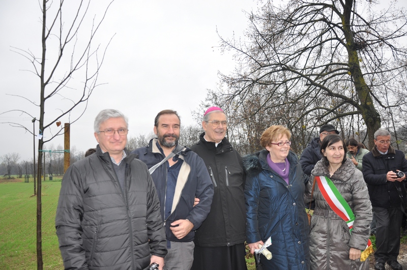 Foto ricordo al termine della cerimonia di piantagione dei nuovi tigli. Da (sx): Angelo Porta (Presidente del Circolo Legambiente Valtriversa), Marco Devecchi (Presidente dell Osservatorio del Paesaggio per il Monferrato e l Astigiano), S.E. Mons. Francesco Ravinale, Vescovo di Asti, Maria Vittoria Gatti (Presidente Associazione I nostri tigli) e Marina Conti (Sindaco di Montafia).