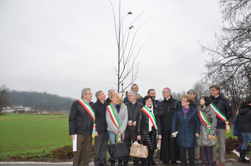 Foto ricordo al termine della cerimonia di piantagione dei nuovi tigli del Viale storico dei Caduti di Montafia. Tra i presenti: Avv. Emilio Lombardi;Dott.ssa Maria Molino in Bechis (Assessore all Istruzione e alla Cultura del Comune di Castelnuovo Don Bosco);Angelo Porta (Presidente del Circolo Legambiente Valtriversa);Geom.  Davide Accossato (Tecnico comunale di Montafia); Marco Devecch (Presidente dell Osservatorio del Paesaggio per il Monferrato e l Astigiano); Vittorina Gozzolin (Sindaco di Capriglio); S.E. Mons. Francesco Ravinale;Vescovo di Asti; Maria Vittoria Gatt (Presidente Associazione I nostri tigli) e Marina Conti (Sindaco di Montafia).