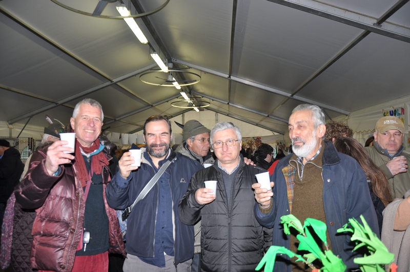 Foto ricordo del brindisi per il bellissimo momento di festa per la ripiantagione dei tigli con (sx): Aldo Maria Marchisio (Sindaco di Pino d Asti), Marco Devecchi (Presidente dell Osservatorio del Paesaggio per il Monferrato e l Astigiano), Angelo Porta (Presidente del Circolo Legambiente Valtriversa) e Emilio Lombardi (Associazione "I nostri tigli" di Montafia).