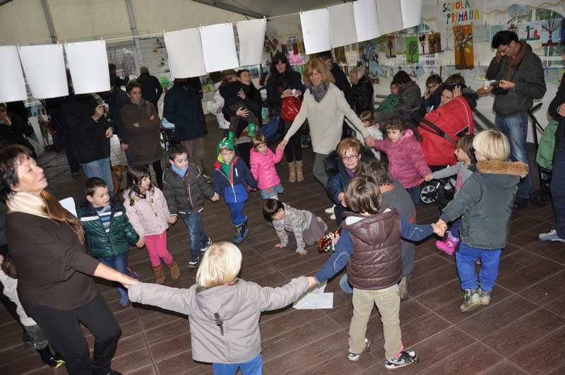 Momento di festa con girotondo con i bambini e la Presidente Maria Vittoria Gatti dell Associazione "I nostri tigli" all interno della struttura sportiva in frazione Zolfo di Montafia.
