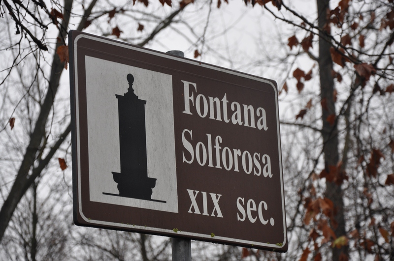 Cartello segnaletico indicante la storica "Fontana solforosa" di Montafia, realizzata nel XIX secolo.