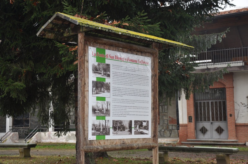 Pannello informativo della storia della Fonte San Dionigi o Fontana Solforosa di Montafia.