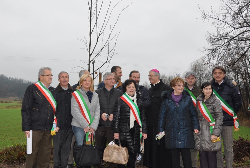 Foto ricordo al termine della cerimonia di piantagione dei nuovi tigli del Viale storico dei Caduti di Montafia. Tra i presenti: Avv. Emilio Lombardi;Dott.ssa Maria Molino in Bechis (Assessore all Istruzione e alla Cultura del Comune di Castelnuovo Don Bosco);Angelo Porta (Presidente del Circolo Legambiente Valtriversa);Geom.  Davide Accossat (Tecnico comunale di Montafia);Marco Devecch (Presidente dell Osservatorio del Paesaggio per il Monferrato e l Astigiano);Vittorina Gozzolin (Sindaco di Capriglio);S.E. Mons. Francesco Ravinale;Vescovo di Asti;Maria Vittoria Gatt (Presidente Associazione I nostri tigli) e Marina Conti (Sindaco di Montafia).