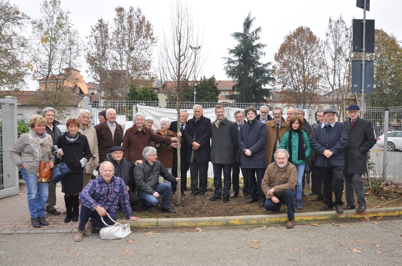 Foto ricordo con tutti i partecipanti alla piantagione del tiglio (Tilia cordata)  in memoria dell Ing. Giuseppe Ratti. 