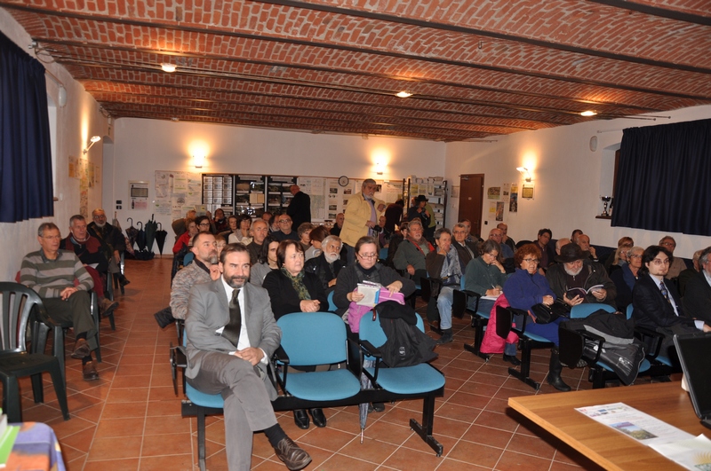 Veduta del folto e dell attento pubblico presente alla presentazione del volume curato da Franco Correggia "Sentieri di collina, tra Monferrato e Langa Astigiana" presso la Sala conferenze dell Azienda sperimentale CNR di Vezzolano (Albugnano, AT) [Foto di Mirella Zitti].