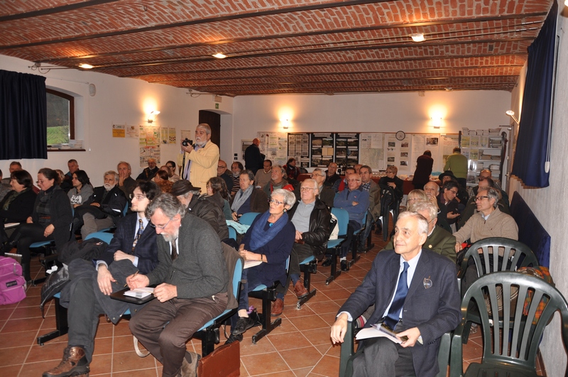 Veduta del folto e dell attento pubblico presente alla presentazione del volume curato da Franco Correggia "Sentieri di collina, tra Monferrato e Langa Astigiana" presso la Sala conferenze dell Azienda sperimentale CNR di Vezzolano (Albugnano, AT) [Foto di Mirella Zitti].