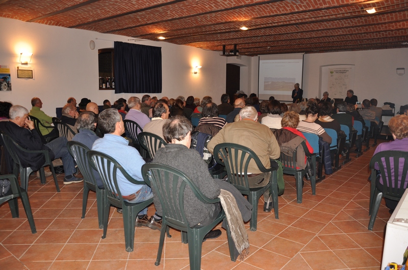 Veduta del folto e dell attento pubblico presente alla presentazione del volume curato da Franco Correggia "Sentieri di collina, tra Monferrato e Langa Astigiana" presso la Sala conferenze dell Azienda sperimentale CNR di Vezzolano (Albugnano, AT) [Foto di Mirella Zitti].