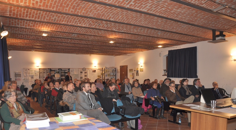 Veduta del folto e dell attento pubblico presente alla presentazione del volume curato da Franco Correggia "Sentieri di collina, tra Monferrato e Langa Astigiana" presso la Sala conferenze dell Azienda sperimentale CNR di Vezzolano (Albugnano, AT) [Foto di Mirella Zitti].