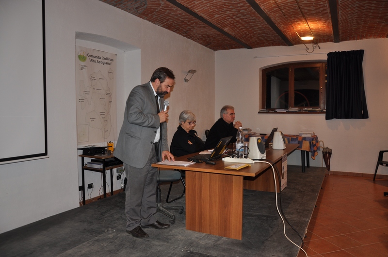 Lettura da parte del Prof. Marco Devecchi, Presidente dell Osservatorio del Paesaggio per il Monferrato e l Astigiano della Mozione conclusiva del Convegno [Foto di Mirella Zitti].