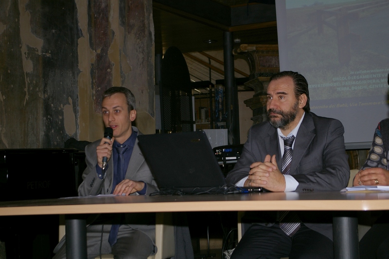 Saluto introduttivo da parte del Sindaco di Villanova d Asti, Dott. Christian Giordano. Al tavolo dei relatori: (dx) Prof. Marco Devecchi (Presidente dell Osservatorio del Paesaggio per il Monferrato e l Astigiano) [Foto di Franco Correggia].