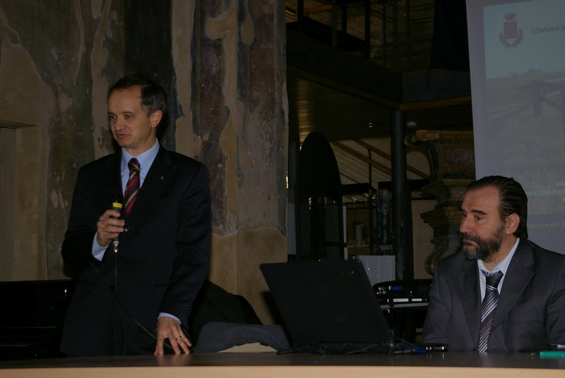 Riflessioni introduttive del Vice Prefetto di Asti, Dott. Paolo Ponta sul ruolo ed importanza del verde stradale da gestire e salvaguardare in modo attento e lungimirante nel rispetto assoluto della sicurezza stradale. Al tavolo dei relatori, il Moderatore (dx), Prof. Marco Devecchi, Presidente dell Osservatorio del Paesaggio per il Monferrato e l Astigiano [Foto di Franco Correggia].