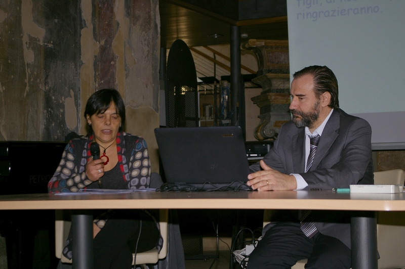 Presentazione dell iniziativa volta alla realizzazione della nuova alberata lungo la pista ciclabile di Villanova d Asti da parte della Vice Presidente Laura Ortu dell Associazione a Difesa della Piana villanovese [Foto di Franco Correggia].