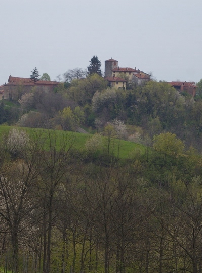 Veduta dei due abitati di Isola Villa (sx) e di Schierano (dx) oggetto dell avvenuto riconoscimento da parte della Regione Piemonte del Notevole interesse pubblico del paesaggio, ai sensi del Codice dei Beni culturali e del paesaggio.