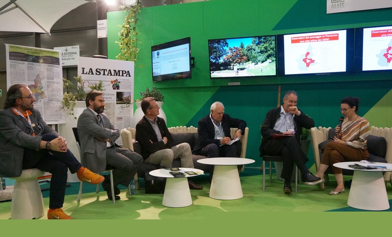 Avvio della tavola rotonda su ""Il paesaggio è appartenere. Gli Osservatori del Paesaggio per la partecipazione" da parte del Moderatore Claudia Cassatella (DIST - Politecnico di Torino). Nella foto da (sx) Paolo Mighetto (AIAPP Piemonte e Valle d Aosta), Marco Devecchi (Osservatorio del Paesaggio per il Monferrato e l Astigiano), Roberto Pozzi (Osservatorio del Paesaggio Biellese), Valerio Di Battista (Osservatorio del Paesaggio Casalese e Coordinatore della Rete degli Osservatori del Paesaggio piemontesi) e Diego Corradin (Osservatorio del Paesaggio per l Anfiteatro Morenico di Ivrea).