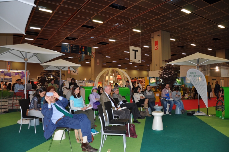 Veduta del folto pubblico presente nel salone "Nutrirsi di paesaggio" dell AIAPP Piemonte Valle d Aosta nell ambito del Salone del Libro di Torino.