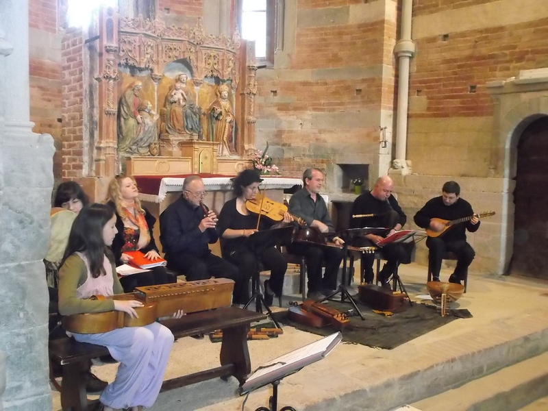 Il gruppo di Musica Antica La Ghironda di Asti, formata da le voci: Marzia GRASSO, Andrea MARELLO e Susanna ZANELLO, e i musici: Florio MICHIELON ghironde, liuti, organistrum, organo portativo, Walter MUSSANO flauti dolci, Aba RUBOLINO viella da braccio, Maurizio PERISSINOTTO citerna, colascione e liuto, e Piercarlo CARDINALI piva. 