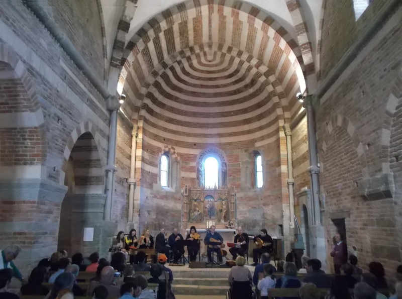 Il gruppo di Musica Antica La Ghironda di Asti, formata da le voci: Marzia GRASSO, Andrea MARELLO e Susanna ZANELLO, e i musici: Florio MICHIELON ghironde, liuti, organistrum, organo portativo, Walter MUSSANO flauti dolci, Aba RUBOLINO viella da braccio, Maurizio PERISSINOTTO citerna, colascione e liuto, e Piercarlo CARDINALI piva. 