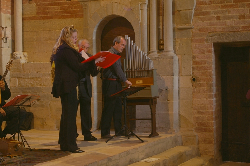 Il gruppo di Musica Antica La Ghironda di Asti, formata da le voci: Marzia GRASSO, Andrea MARELLO e Susanna ZANELLO, e i musici: Florio MICHIELON ghironde, liuti, organistrum, organo portativo, Walter MUSSANO flauti dolci, Aba RUBOLINO viella da braccio, Maurizio PERISSINOTTO citerna, colascione e liuto, e Piercarlo CARDINALI piva. 