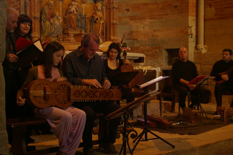 Il gruppo di Musica Antica La Ghironda di Asti, formata da le voci: Marzia GRASSO, Andrea MARELLO e Susanna ZANELLO, e i musici: Florio MICHIELON ghironde, liuti, organistrum, organo portativo, Walter MUSSANO flauti dolci, Aba RUBOLINO viella da braccio, Maurizio PERISSINOTTO citerna, colascione e liuto, e Piercarlo CARDINALI piva. 