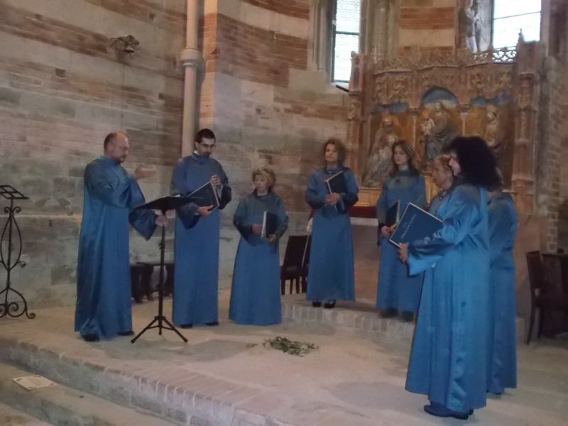 Esecuzione di Canti gregoriani da parte dei cantori del Coro dell Abbazia della Novalesa presso la Canonica di Santa Maria di Vezzolano.