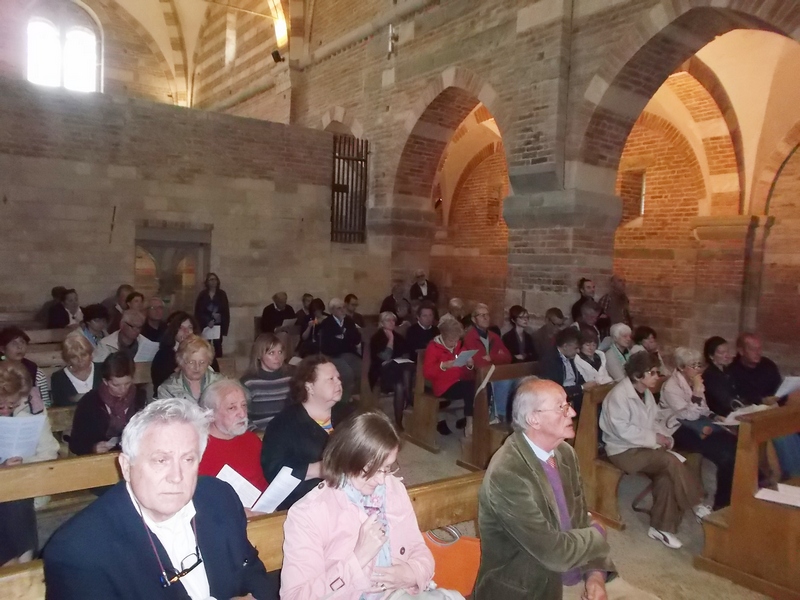 Veduta del folto pubblico presente al Concerto di Canti Gregoriani per la Festa delle Palme e in onore della Madonna. Coro "Abbazia della Novalesa", diretto da Enrico Demaria.