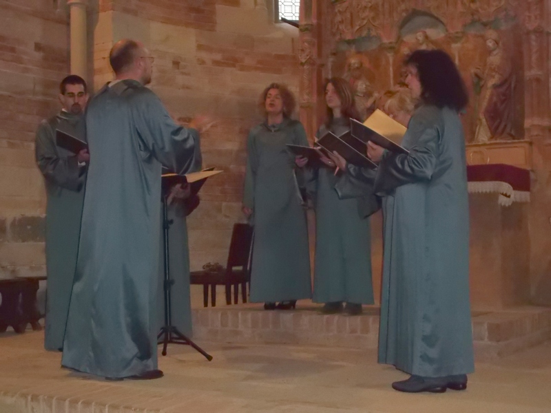 Esecuzione di Canti gregoriani da parte dei cantori del Coro dell Abbazia della Novalesa presso la Canonica di Santa Maria di Vezzolano.