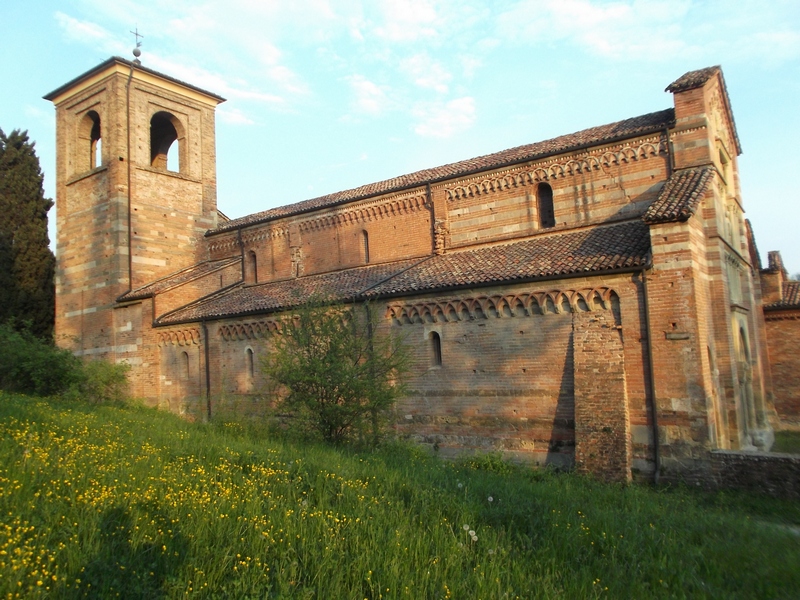 Veduta della Canonica di Santa Maria di Vezzolano.