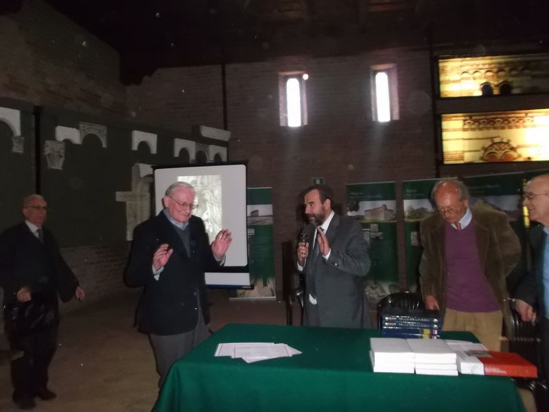 Ringraziamento per le interessanti riflessioni storiche  offerte in occasione della presentazione del Volume del Prof. Aldo Settia su "Ritorno a Vezzolano" da parte del Prof. Marco Devecchi (Presidente dell Osservatorio del paesaggio per il Monferrato e l Astigiano). Nella foto da (sx): Prof. Aldo Settia, Prof. Marco Devecchi, Ing. Francesco Garetto e Prof. Grado Giovanni Merlo [Foto di Silvana Bruna]. 