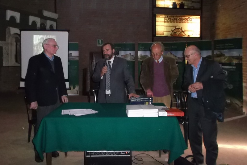 Ringraziamento per le interessanti riflessioni storiche  offerte in occasione della presentazione del Volume del Prof. Aldo Settia su "Ritorno a Vezzolano" da parte del Prof. Marco Devecchi (Presidente dell Osservatorio del paesaggio per il Monferrato e l Astigiano). Nella foto da (sx): Prof. Aldo Settia, Prof. Marco Devecchi, Ing. Francesco Garetto e Prof. Grado Giovanni Merlo [Foto di Silvana Bruna]. 