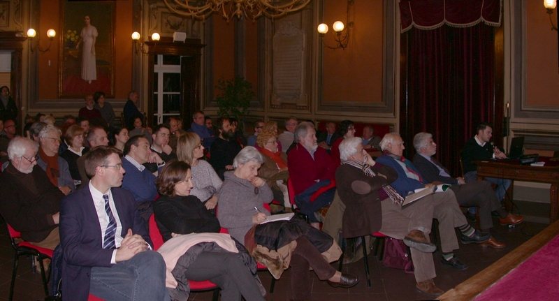 Veduta del folto ed attento pubblico presente alla Conferenza sul Brutalismo dell ARCH. FABRIZIO AIMAR presso l ex Sala Consiliare del Comune di Asti. 