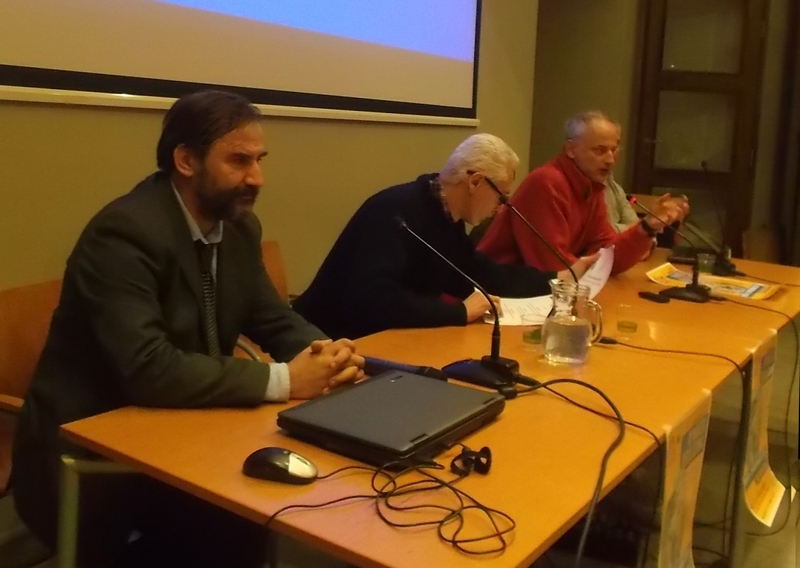 Partecipanti al Momento di discussione al termine delle relazioni del Convegno "Perché le città odiano gli alberi? Proposte ed esperienze per una gestione oculata del verde pubblico". Da (sx): Prof. Marco Devecchi (Presidente dell Osservatorio del Paesaggio per il Monferrato e l Astigiano), Dott. Agr. Massimo Tirone (Presidente dell Ordine dei Dottori agronomi e Dottori forestali della Provincia di Torino), Dott. Gianpaolo Fedi (Legambiente Aosta- Moderatore) e Dott. Angelo Porta (Presidente del Circolo Legambiente Valtriversa) [Foto Lorenzo di Nus].