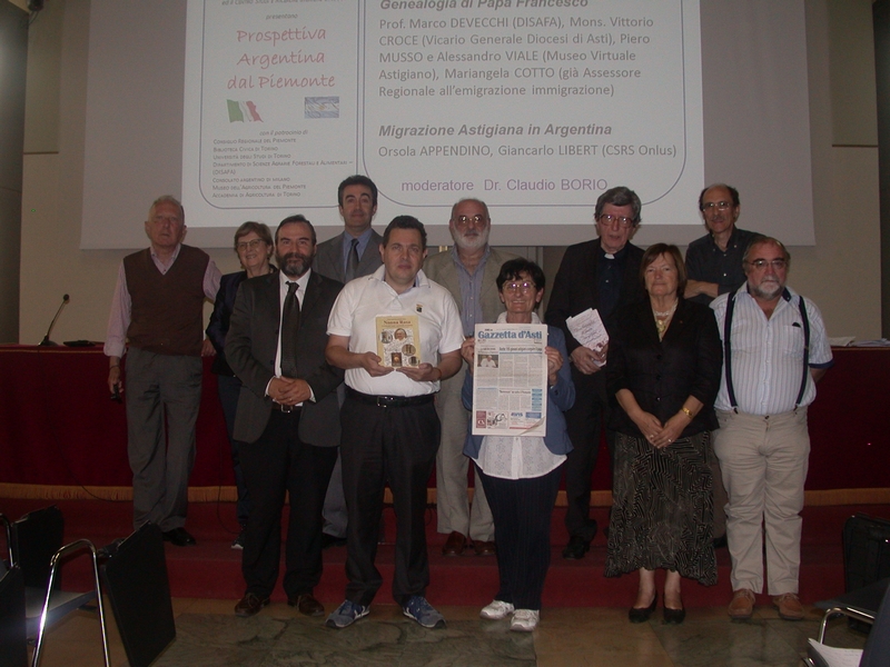 Foto ricordo al termine del Convegno con i relatori: Piero Musso (Museo virtuale del paesaggio astigiano), Josè luis Minati (DISAFA - Università di Torino), Mons. Vittorio Croce (Vicario generale della Diocesi di Asti), Orsola Appendino (CSRS Onlus), Claudio Borio (Università di Torino), Giancarlo Libert (CRSR Onlus), Peter Mazzoglio (DISAFA - Università di Torino), Marco Devecchi (DISAFA - Università di Torino) e Liliana Pittarello (Touring Club Italiano).