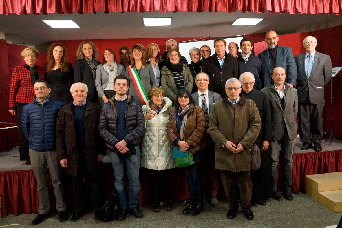 Foto ricordo al termine del Convegno con i relatori, gli organizzatori e le autorità presenti [Foto di Beppe Chiodi].