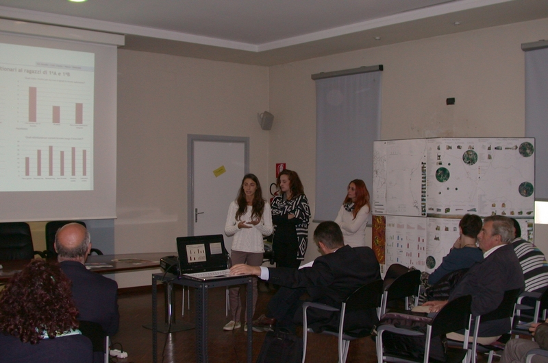  Presentazione di soluzioni progettuali di riuso della linea ferroviaria Asti - Casale Monferrato da parte di studentesse del Corso di Laurea Magistrale interateneo in "Progettazione delle aree verdi e del paesaggio" [Foto di Silvio Garlasco].