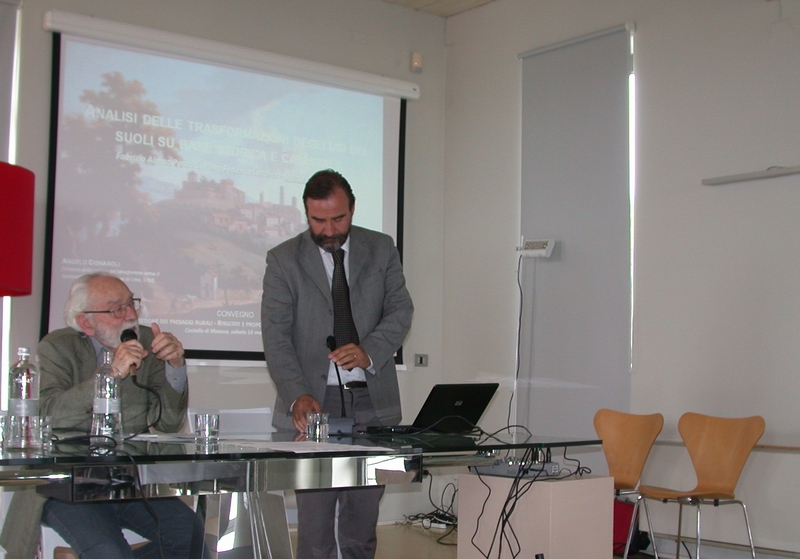 Introduzione della relazione del Prof. Marco Devecchi su "Analisi delle trasformazioni degli usi dei suoli su base storica e catastale: il caso studio di Mongardino d Asti". da parte del Moderatore, Prof. Massimo Quaini (Università di Genova). [Foto di Fabrizio Aimar].