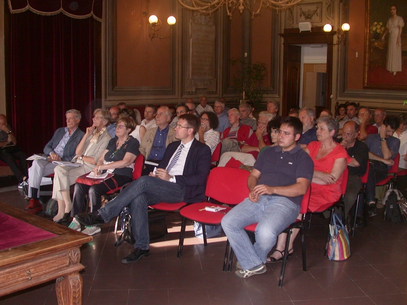 Veduta del folto ed attento pubblico presente in sala