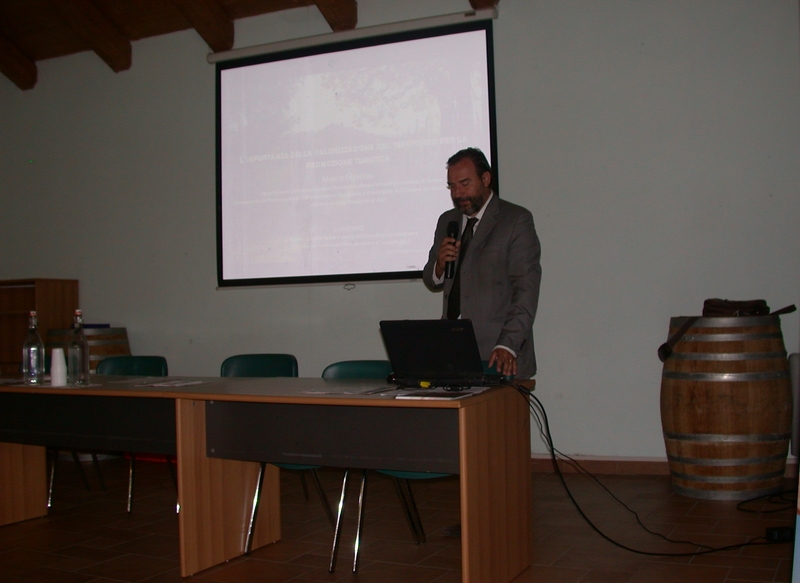 Intervento di Marco Devecchi, Presidente dell Osservatorio Paesaggio per il Monferrato e l Astigiano, su "L importanza della valorizzazione del territorio per la promozione turistica" [Foto di Sandra Ronco].