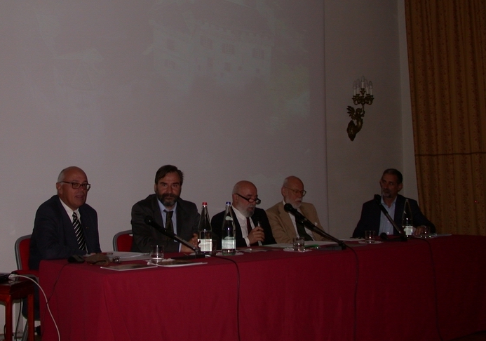 Tavolo dei relatori al Convegno "Guglielmo VII Signore di Acqui un Marchese di Monferrato testimonial UNESCO". Da (sx): Dott. Roberto Maestri, Presidente del Circolo Culturale I Marchesi del Monferrato, Prof. Marco Devecchi, Presidente dell Osservatorio del Paesaggio per il Monferrato e l Astigiano, Prof. Angelo Arata  dell Istituto Internazionale di Studi Liguri - Sezione Statiella, Lionello Archetti Maestri di Italia Nostra Acqui e Dott. Gianfranco Comaschi, Presidente dell Associazione per il Patrimonio dei paesaggi vitivinicoli di Langhe-Roero e Monferrato [Foto di Massimo Carcione].