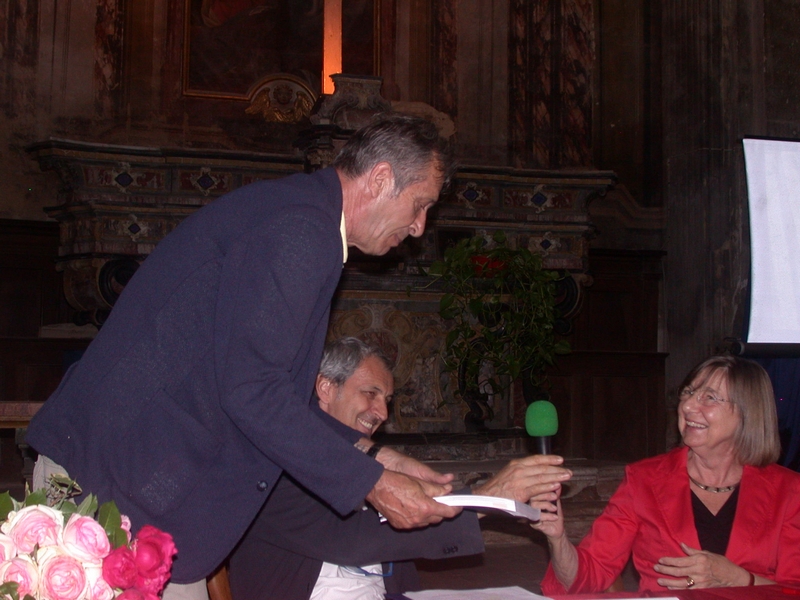 Consegna da parte della Prof.ssa Maria Paola Azzario Chiesa (Presidente del Centro UNESCO di Torino) al Sindaco di Castagnole Monferrato Enzo Baraldi del nuovo libro "Guida al Patrimonio UNESCO dell Umanità di Italia e Cina" in lingua italiana e cinese sui 50 siti italiani iscritti nella Lista del Patrimonio Mondiale dell UNESCO.