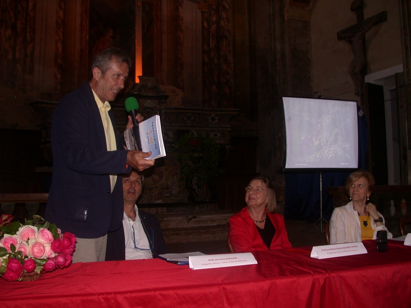  Consegna da parte della Prof.ssa Maria Paola Azzario Chiesa (Presidente del Centro UNESCO di Torino) al Sindaco di Castagnole Monferrato Enzo Baraldi del nuovo libro "Guida al Patrimonio UNESCO dell Umanità di Italia e Cina" in lingua italiana e cinese sui 50 siti italiani iscritti nella Lista del Patrimonio Mondiale dell UNESCO. Al Tavolo dei relatori anche il Moderatore, Dott. Francesco Marengo (Consigliere della Provincia di Asti) e l Avv. Maria Rita Mottola (Presidente del Centro studi sul paesaggio culturale del Monferrato).