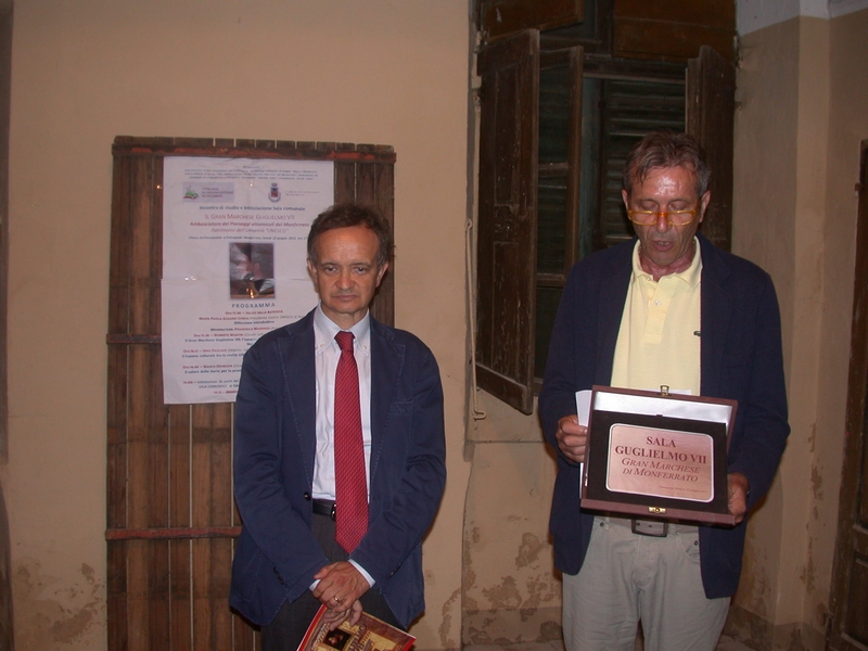 Momento della cerimonia pubblica di INTITOLAZIONE della Sala comunale dell ex Asilo infantile "REGINA ELENA", attualmente adibito alla celebrazione dei matrimoni, a GUGLIELMO VII Gran Marchese di Monferrato - "Ambasciatore dei paesaggi vitivinicoli UNESCO del Monferrato" da parte del Sindaco di Castagnole Monferrato Enzo Baraldi, alla presenza di S.E. il Prefetto reggente di Asti, Dott. Paolo Ponta.