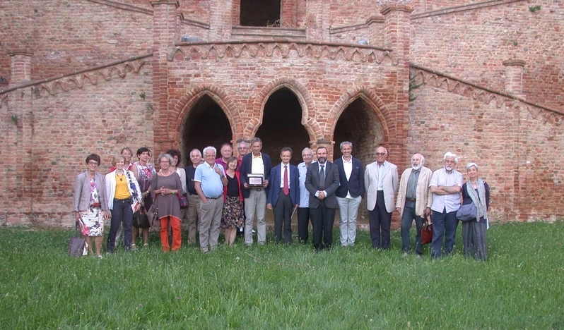 Foto ricordo con tutti i partecipanti alla cerimonia di pubblica di intitolazione della Sala comunale dell ex Asilo infantile "Regina Elena", attualmente adibito alla celebrazione dei matrimoni, a GUGLIELMO VII Gran Marchese di Monferrato, AMBASCIATORE dei Paesaggi vitivinicoli UNESCO del Monferrato.